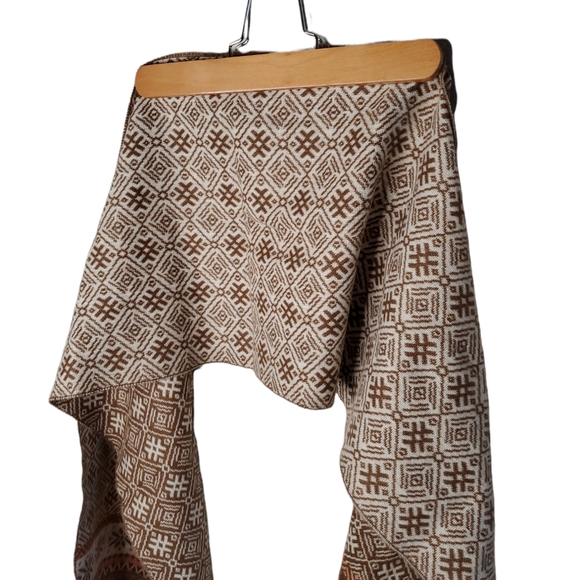 BETTER THAN CASHMERE Patterened Scarf - Picture 4 of 6